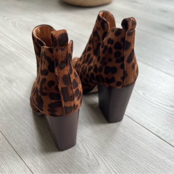 Mata Leopard V-Cut Pointed Toe Booties - Picture 4 of 8